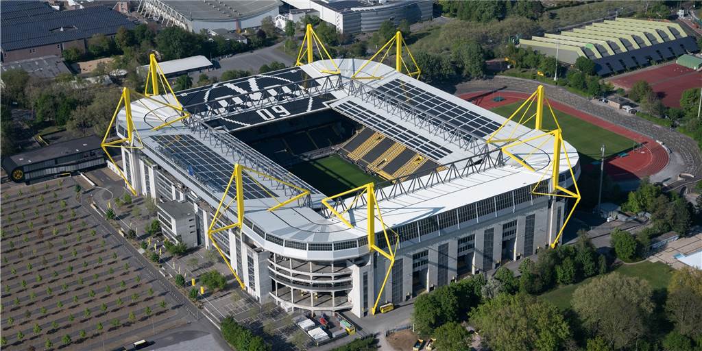 Castrop-Rauxeler Gäste klauten im Stadion des BVB Junge Sportler, die in Castrop-Rauxel bei Gastfamilien einquartiert waren, machten sich am Rasen des Stadions von Borussia Dortmund zu schaffen.