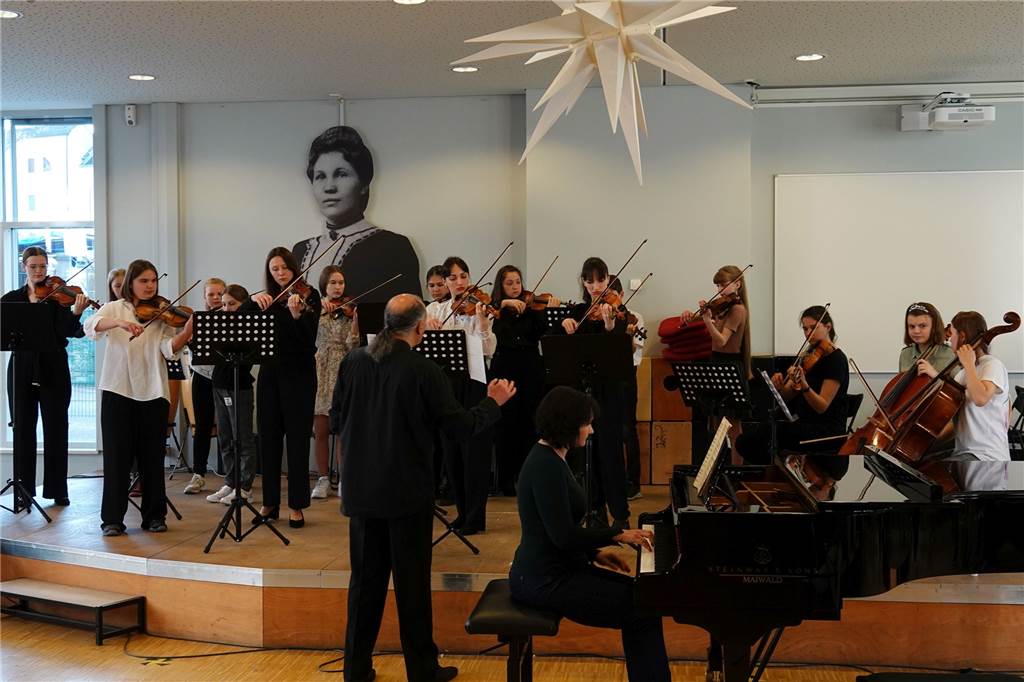 Junge Streicher aus der Ukraine bedankten sich bei ihren Unterstützern mit einem eigens einstudierten Konzertbeitrag. Begleitet wurden sie von Anna Vizavitina am Flügel. Alexander Ostrovski leitete das Ensemble beim Eröffnungskonzert der Meisterkurse der Phoenix Musikakademie.