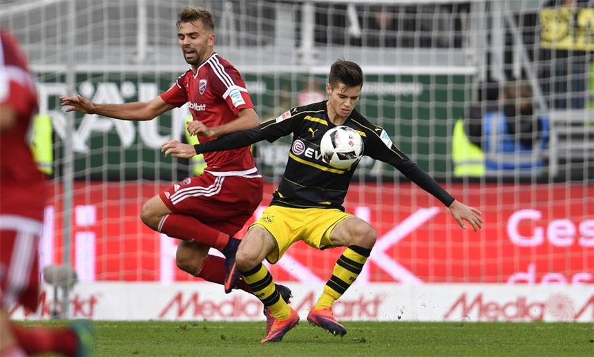 Beim jungen BVB mangelt es noch an Konstanz Junger BVB-Spieler mit viel Verantwortung: Julian Weigl (r.).