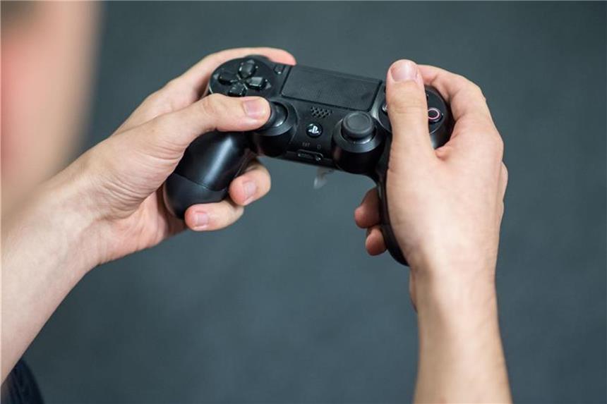 Über 50-Jährige größte Gruppe der Gamer Junger Mann mit Konsole-Steuerung in der Hand - so stellen sich viele den klassischen Gamer vor. Doch eine Umfrage ergab: Die über 50-Jährigen stellen die größte Gruppe der Spieler in Deutschland. Foto: Sebastian Gollnow