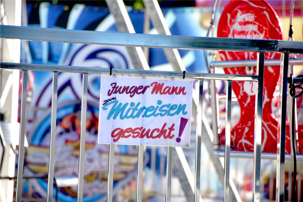 Jimmy Jake Piontek freut sich auf seine Kirmes-Premiere in Ahaus Ein Schild am Karussell "Fly Over". "Junger Mann zum Mitreisen gesucht", steht darauf.