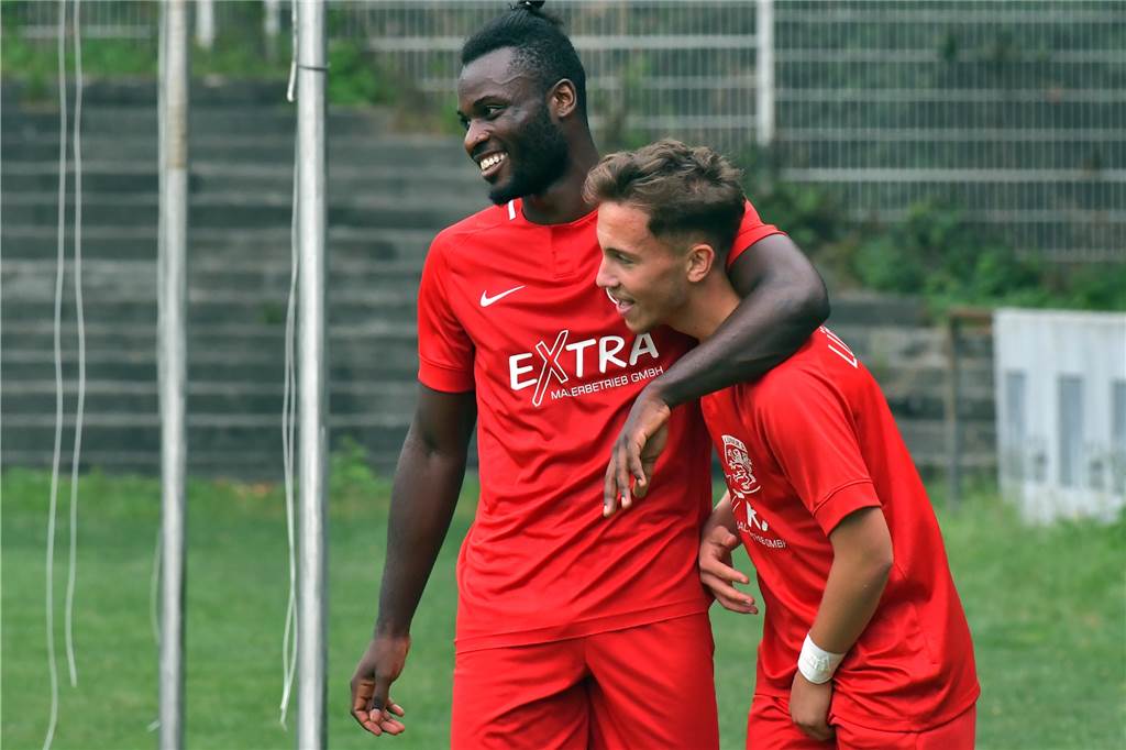 Junior Mushaba bleibt noch einige Jahre beim KSV - aber plant die Rückkehr nach Australien Junior Mushaba (l.) spielte auch schon für den Lüner SV.