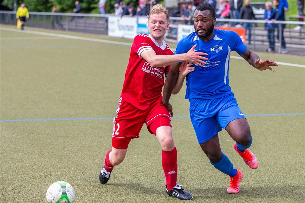 Junior Mushaba hört beim Landesligisten Königsborner SV auf Junior Mushaba (r.) spielte seit 2020 für den Königsborner SV. Es war seine längste Station in Deutschland.