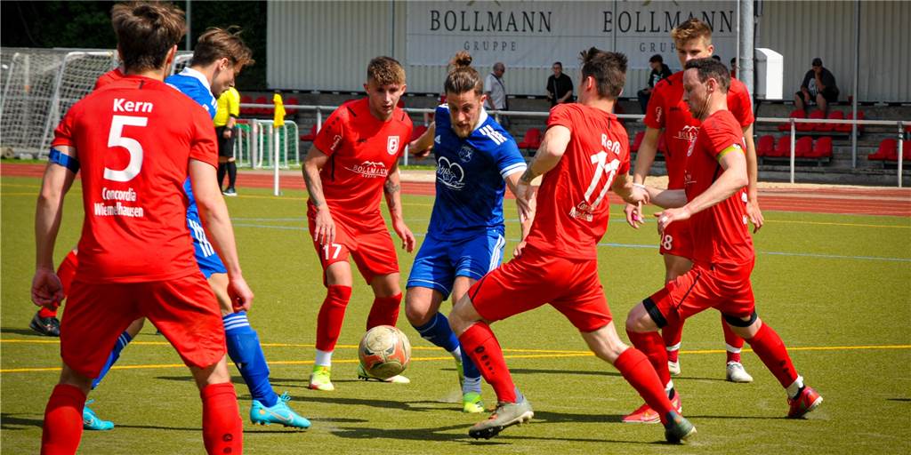 Duell von Wacker Obercastrop bei Concordia Wiemelhausen endet mit zehn gegen zehn Spielern Juoian Ucles Martinez (am Ball) wurde nach der Pause ausgewechselt.