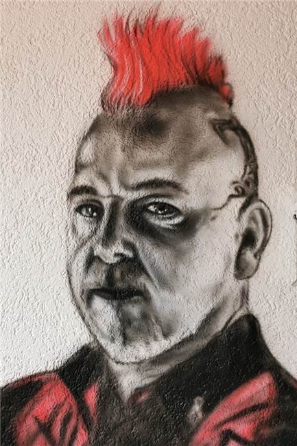 Corona-Pause: Student verschönert „Burg Heisterkamp“ mit 13 Motiven Juri Schäffer hat Peter Wright an die Wand des Restaurants gezaubert. Wright ist einer der berühmtesten Darts-Spieler der Welt.