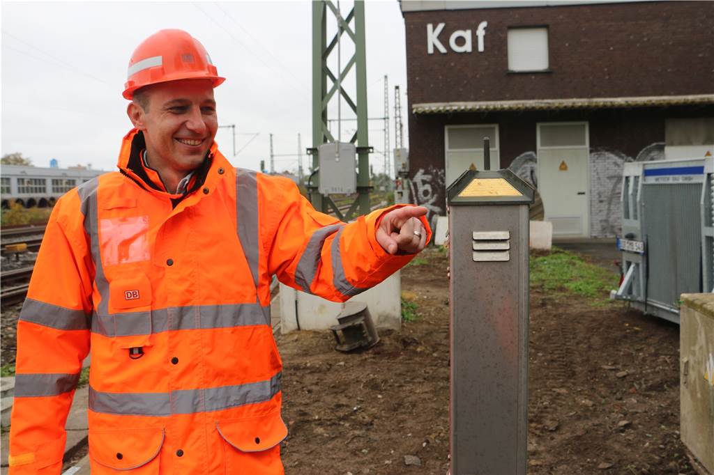 Juri Wirth, Projektleiter bei der Deutschen Bahn, an der Wetterstation. Er begleitet den Spaziergang auf den Gleisen zwischen Südkamener Straße und dem Bahnhof Kamen.