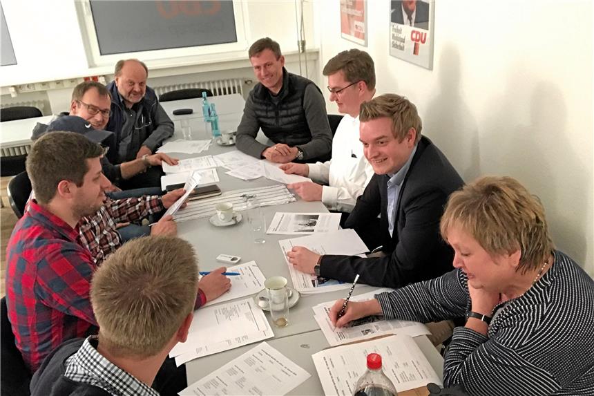 Schalker Idol bestimmte die Sportler des Jahres mit Jurysitzung bei der CDU: Ingo Anderbrügge beteiligte sich intensiv an den Diskussionen und wählte den Sportler des Jahres mit Vertretern der Presse, der CDU und des Stadtsportverbandes aus.