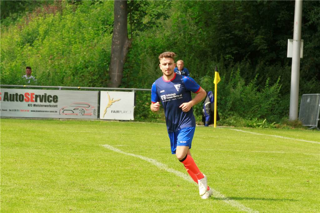 Offensivspieler lebt Teamgeist beim Werner SC vor: „Nur in der Box stehen geht gar nicht“ Jussef Saado arbeitet beim Werner SC auch defensiv mit.
