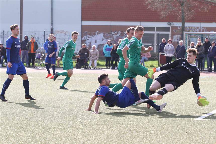 Werne schrammt trotz Torflaute nur knapp an der Überraschung vorbei Jussef Saado grätscht den Ball hier in der 90. Minute unter dem Keeper durch, der allerdings noch leicht mit der Hand an den Ball kommt und ihn so an den Pfosten gelenkt hat.gumprich