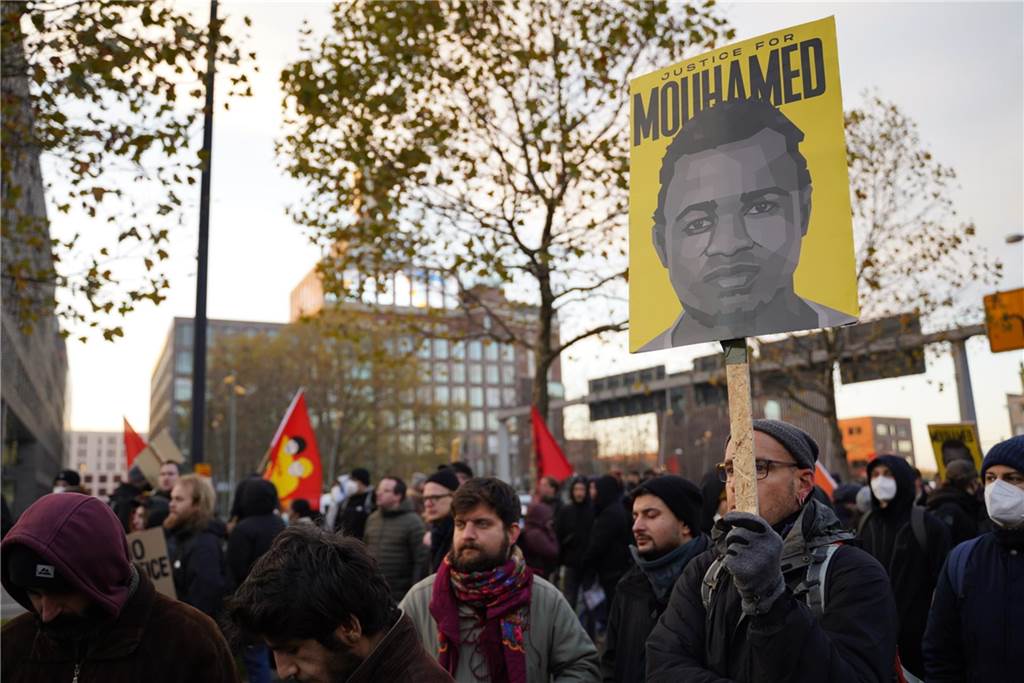 Erster Todestag von Mouhamed D. (†16): Mahnwache und zwei Großdemos geplant "Justice for Mouhamed", Gerechtigkeit für Mouhamed, war eine der zentralen Forderungen der großen Demonstration im November in Dortmund. Diese Forderung steht auch ein Jahr nach dem Tod von Mouhamed D. weiter im Vordergrund.
