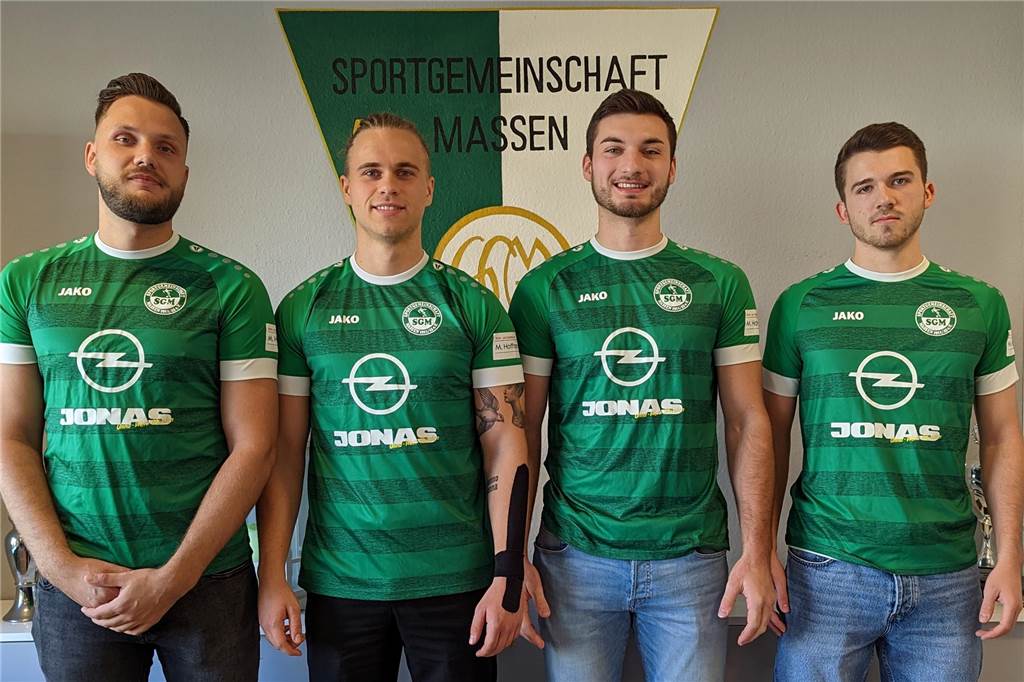 Julian Salwik erklärt Wechsel von SG Massen zum Kirchhörder SC Justin Braun, Julian Salwik, David Bernsdorf und Jona Deifuß.