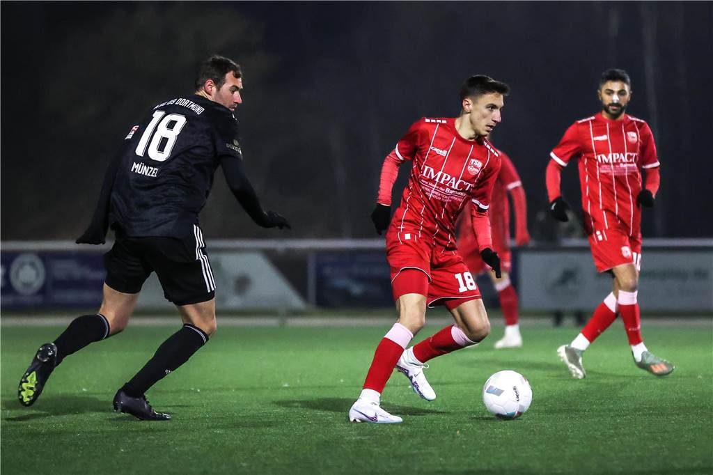 Justin Braun schirmt den Ball ab.