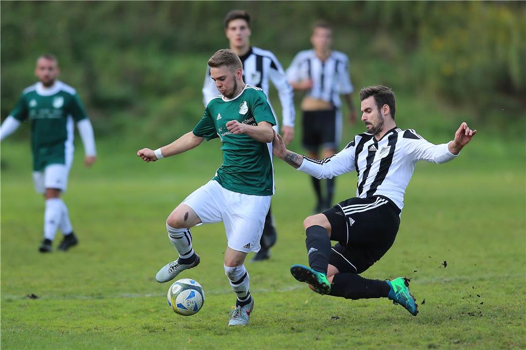 Kreisliga-Kapitän: „Ich glaube nicht, dass wir im Dezember wieder Fußball spielen“ Justin Burkhardt (r) ist zweiter Kapitän bei Victoria Habinghorst.