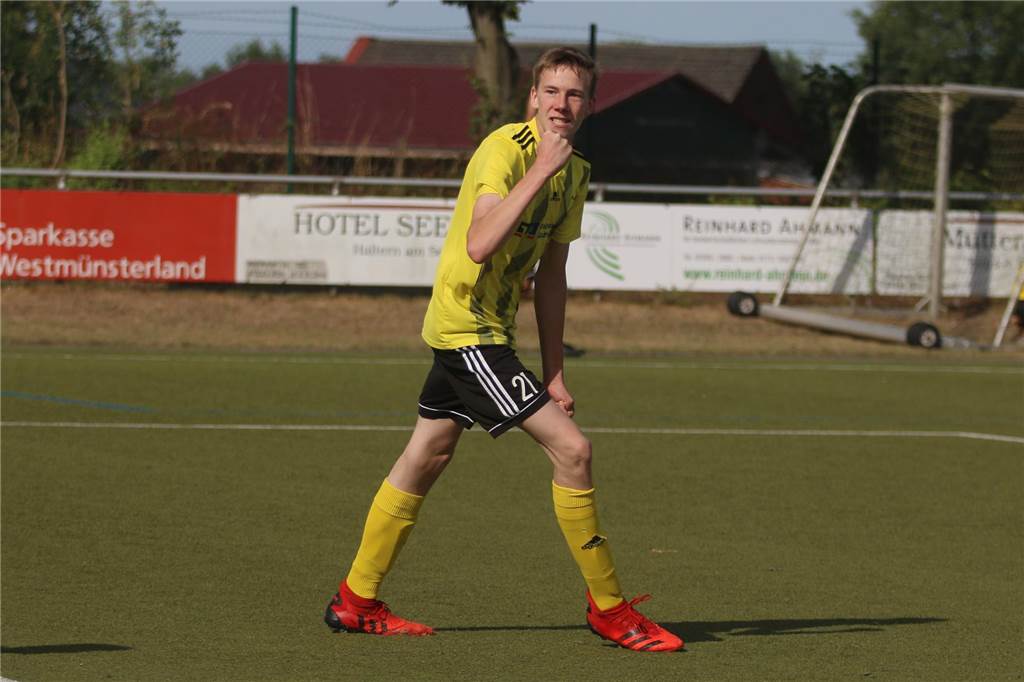 Borussia Ahsen kommt bei Westfalia Vinnum mit blauem Auge davon Justin Helmig jubelt.