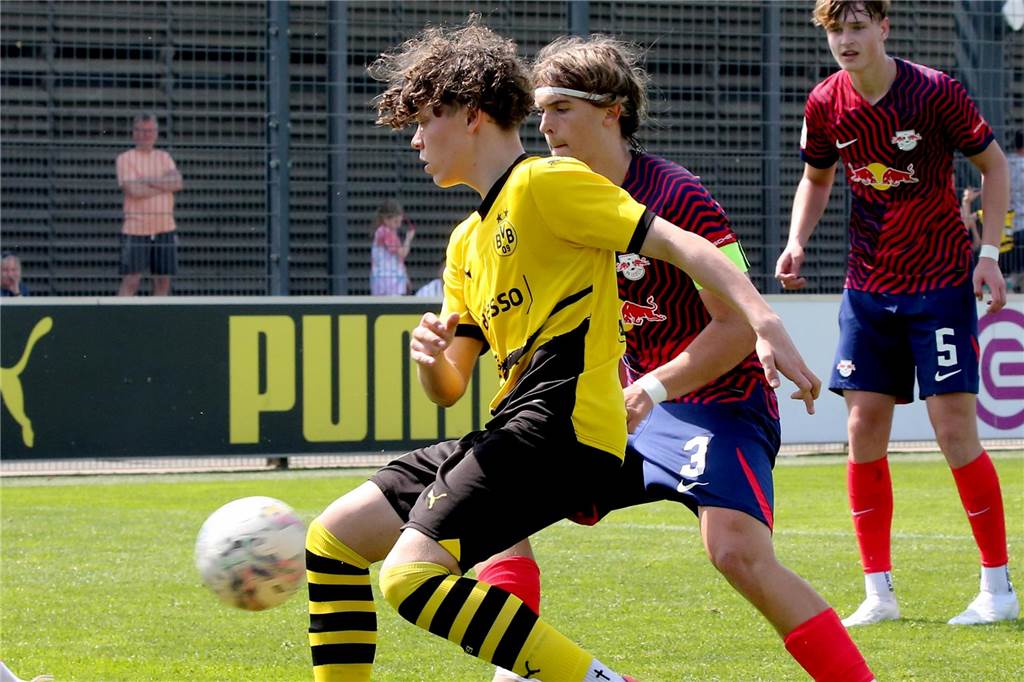 Italiens Nationalmannschaft testete gegen U17 des BVB: Fünf Spieler des Meisterteams bleiben Justin Hoy aus der Meistermannschaft bleibt in der U17 von Borussia Dortmund.
