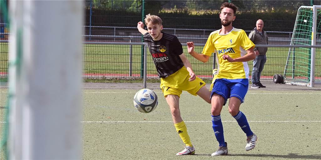 Vier Tore in 16 Minuten: BSV Heeren gibt im Derby gegen Kaiserau ordentlich Zwischengas Justin Körner (l.) und der SuS Kaiserau II hatten in Heeren gegen den BSV und Alexander Heins (r.) das Nachsehen.