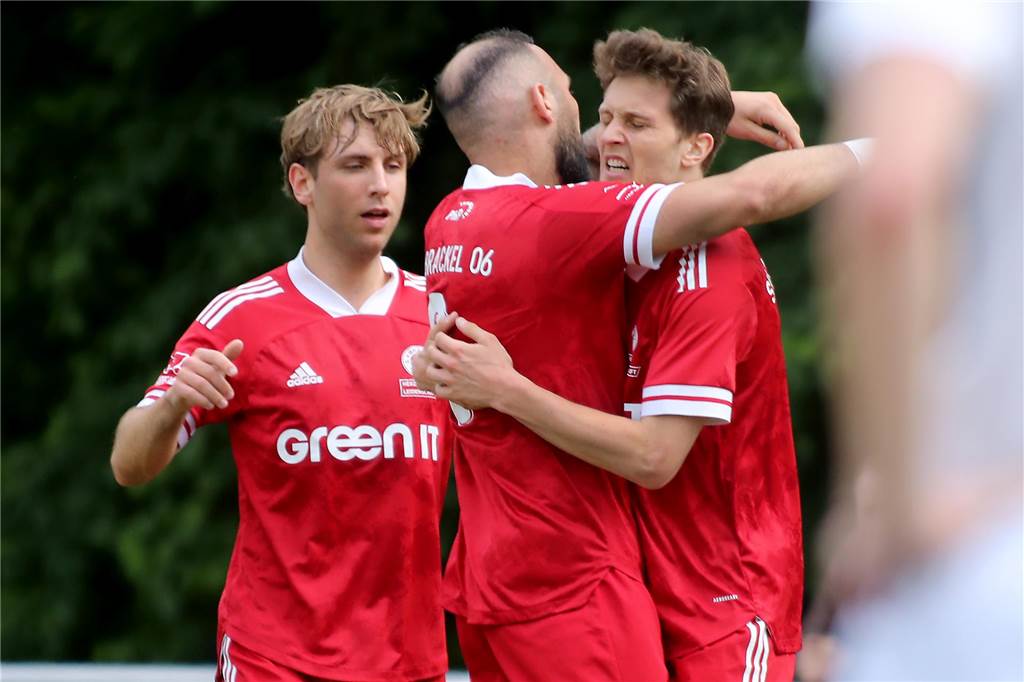 Aufholjagd des Königsborner SV kommt zu spät: SV Brackel gewinnt 5-Tore-Kracher Justin Lange (l.) und Anil Konya (M.) feiern mit dem Torschützen Patrick Sacher (r.).