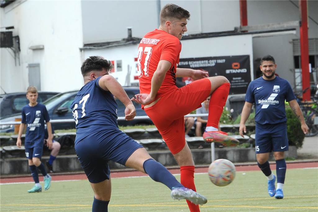 Justin Leyk versucht, den Ball anzunehmen.