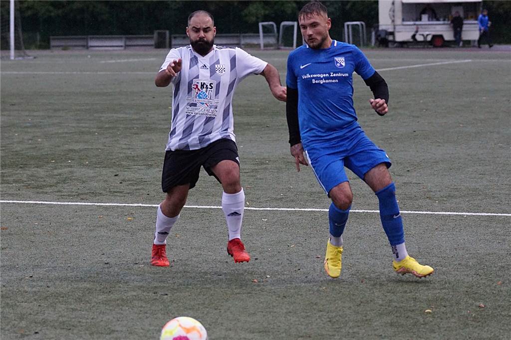 Justin Matheußek wagt den großen Sprung von B-Liga zu Landesliga: „Wollte erst nicht“ Justin Matheußek (r.) trug noch bis zur Winterpause das blaue Trikot des SuS Rünthe.