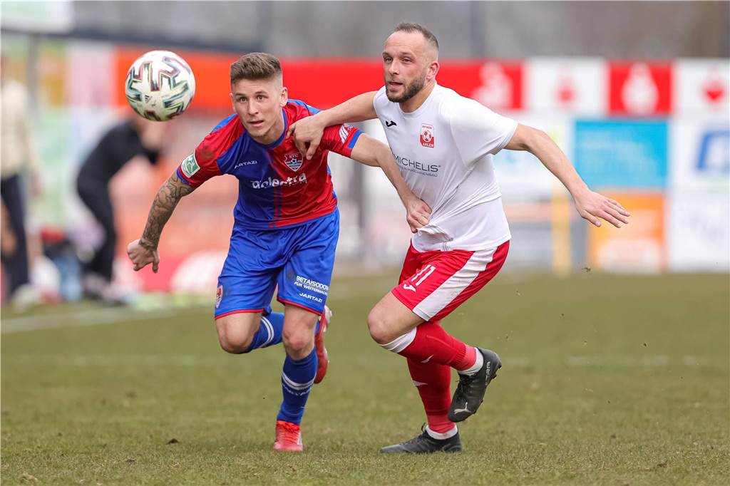Spitzenspiel in der Kreisliga A1: Westfalia Dortmund kämpft um Platz zwei Justin Neiß in einem Duell.
