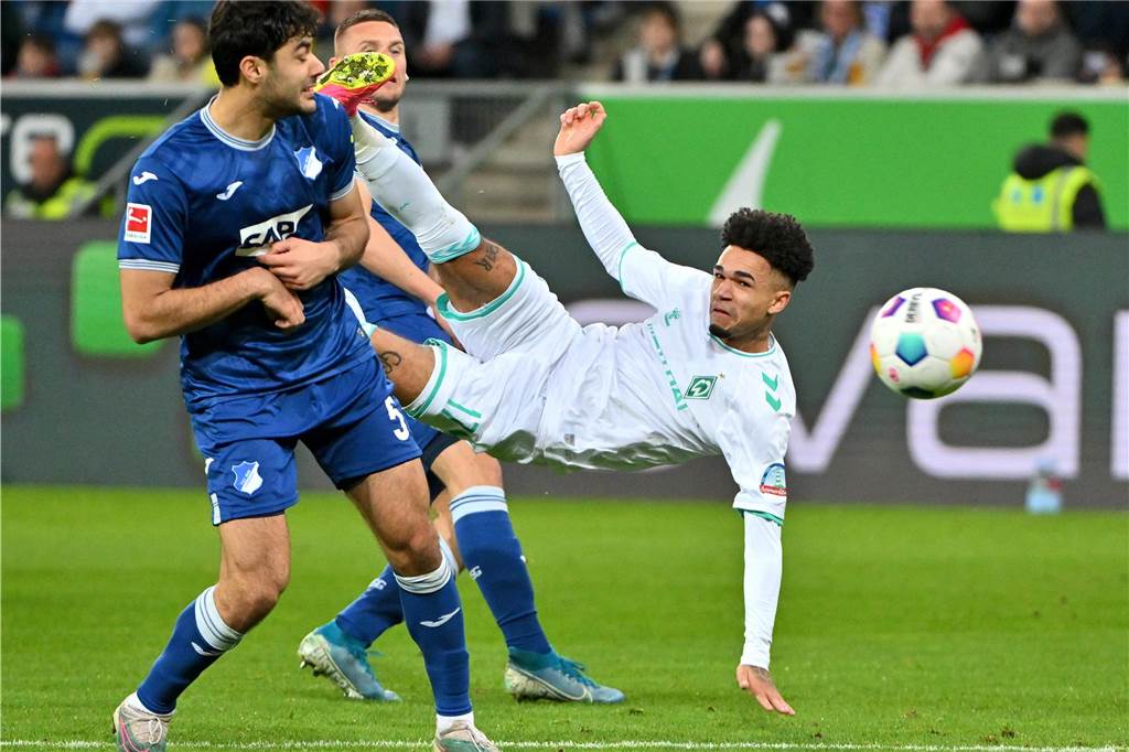 Justin Njinmah gesteht vor BVB-Wiedersehen: „Vielleicht ist mir das zum Verhängnis geworden“ Justin Njinmah setzt zum Seitfallzieher an.