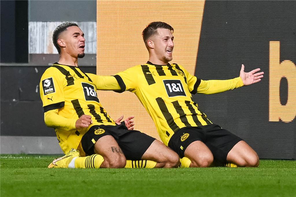 BVB-U23 in der Winterpause: Diese fünf Baustellen muss Christian Preußer schließen Justin Njinmah und Marco Pasalic bejubeln einen Treffer.