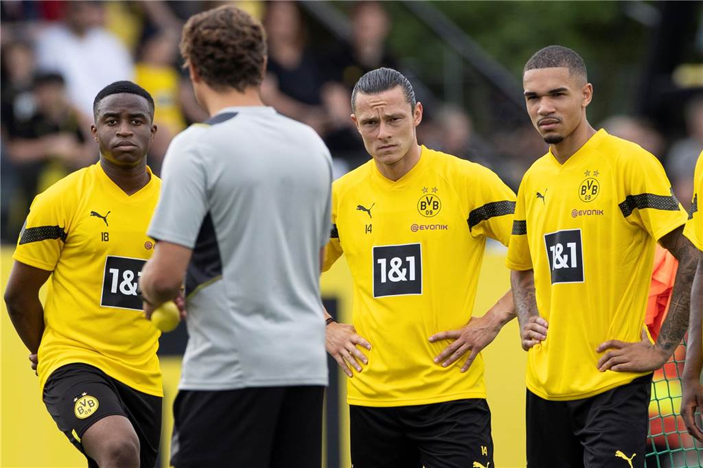 Justin Njinmah hört im Training Edin Terzic zu.