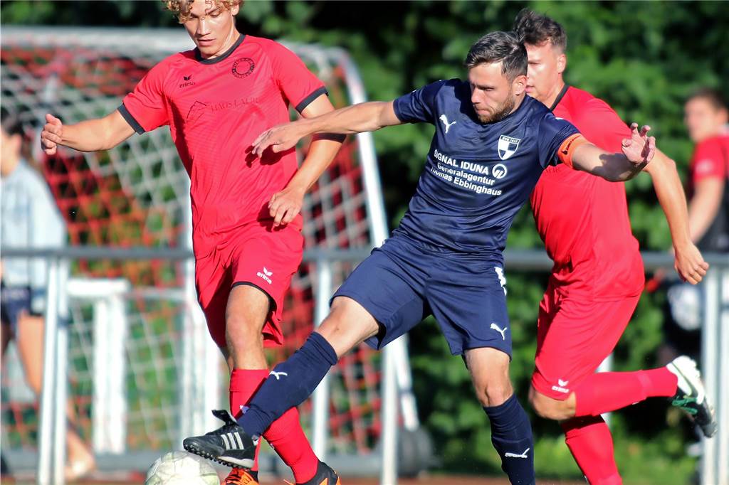 Warmschießen für den Saisonstart: Sölderholz-Neuzugang warnt A-Liga mit Hattrick Justin Nordberg im Zweikampf.