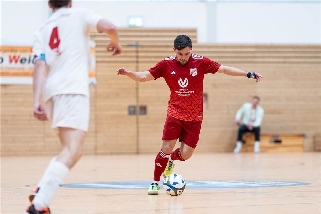 Justin Nordberg dribbelt mit dem Ball durch die Halle. 