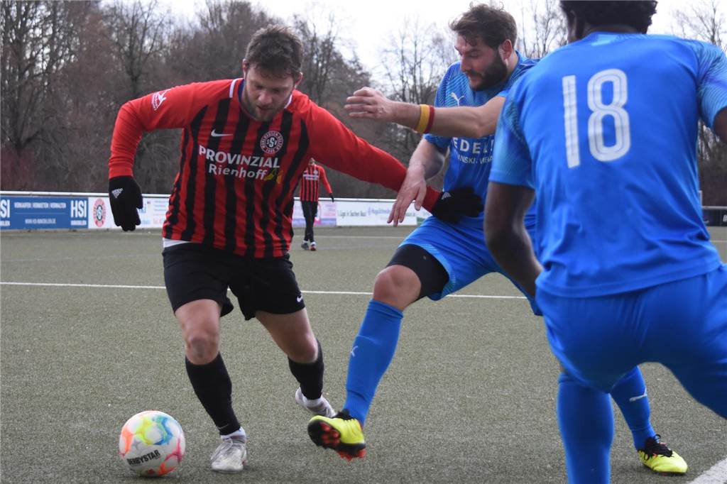 Kadir Koc nervt das Buhmann-Image Justin Pfaff (l.) schirmt den Ball gegen gegen Kadir Koc ab.
