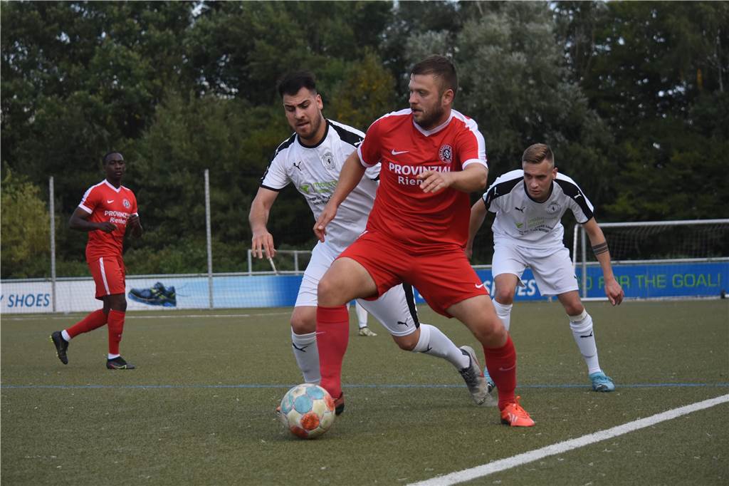 Hammer-Sperre nach Derby-Ausraster: SSV-Mühlhausen-Spieler zehn Spiele gesperrt Justin Pfaff (r.) muss beim SSV Mühlhausen jetzt zugucken.