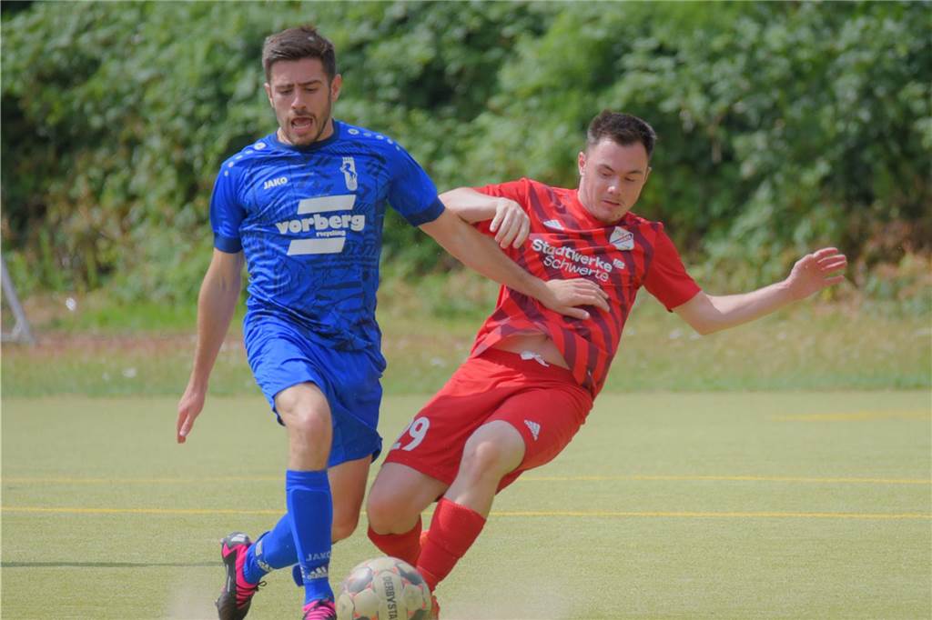 Brasilianischer Gastspieler trifft für VfB Westhofen: VfL Schwerte hat noch einen Neuzugang Justin Sawatzki (re.) vom ETuS/DJK Schwerte im Zweikampf gegen einen Herdecker Spieler.