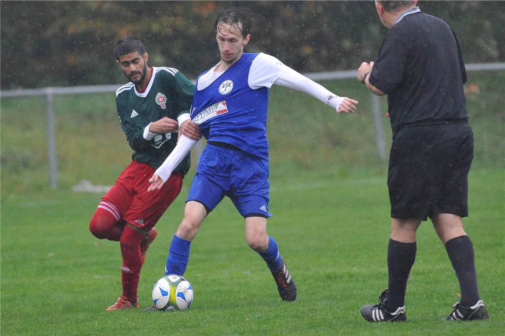 Justin Schlingemann (r) und sein VfB Habinghorst setzten sich gegen den FC Marokko Herne durch. 