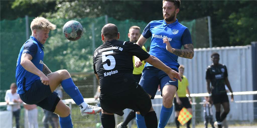 Aufstellungen, Torschützen, Platzverweise: So haben Castrop-Rauxels Teams gespielt Justin Strahler (am Ball) und sein FC Frohlinde kamen zu einem 4:4 gegen SW Wattenscheid 08.