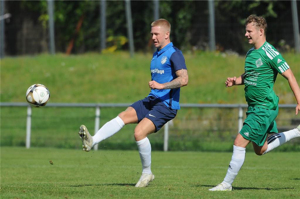 Beim FC Frohlinde: Spieler verärgert, Nase krumm und Schiedsrichter-Leistung diskutabel Justin Strahler fiel sechs Wochen verletzt aus und wollte wieder spielen. Sein Ärger verflog aber schnell.