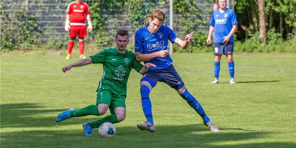PSV Bork vergibt Matchball im Aufstiegskampf – TuS Niederaden springt auf Rang zwei Justin Tappe (l.) und der PSV Bork mussten eine schmerzhafte Niederlage gegen den TuS Niederaden um Robin Gastmeister hinnehmen.