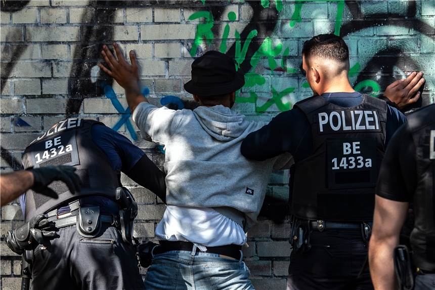 Rassismus-Debatte bei der Polizei: Minister streiten wegen Studie Justizministerin Christine Lambrecht (SPD) will sich für eine Studie zu Rassismus in der Polizeiarbeit einsetzen. Bundesinnenminister Horst Seehofer sieht darin keine Notwendigkeit.