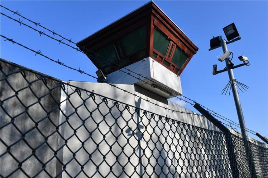 Entflohener Berliner Häftling in Belgien gefasst Justizvollzugsanstalt Tegel: Knapp einen Monat nach seiner spektakulären Flucht aus dem Gefängnis soll ein 24-Jähriger in Belgien bei einem Diebstahl erwischt und festgenommen worden sein. Foto: Paul Zinken