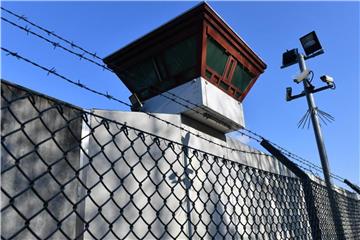 Justizvollzugsanstalt Tegel: Knapp einen Monat nach seiner spektakulären Flucht aus dem Gefängnis soll ein 24-Jähriger in Belgien bei einem Diebstahl erwischt und festgenommen worden sein. Foto: Paul Zinken