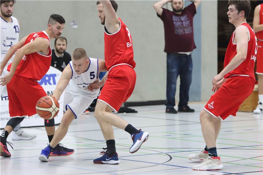 Reserve der LippeBaskets tut sich schwer - klarer Sieg für die Frauen Justus Altmeyer (weiß) legte seiner Mannschaft im Spiel gegen die Witten Baskets viele Würfe auf.