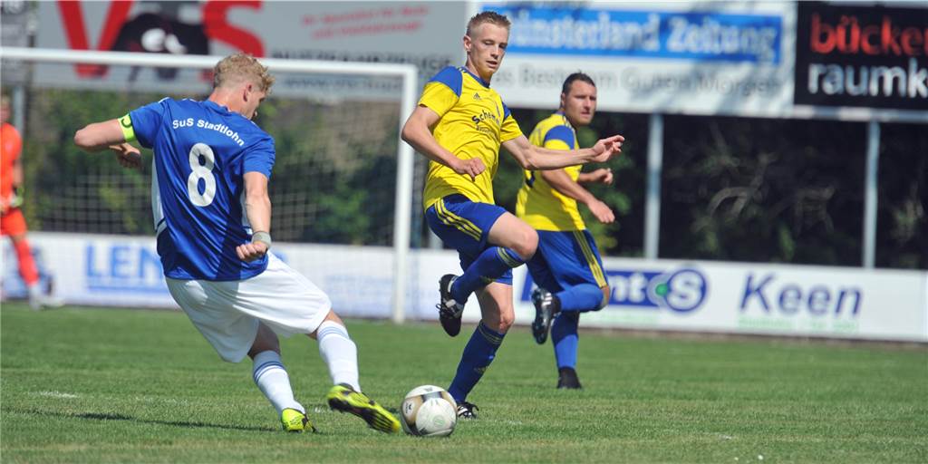 Fußball am Sonntag: FC Epe feiert ersten Dreier in der Landesliga Justus Jaegers (l.) und der SuS Stadtlohn wollen an ihren erfolgreichen Saisonauftakt anknüpfen, die SpVgg II um Simon Verwohlt den Fehlstart.