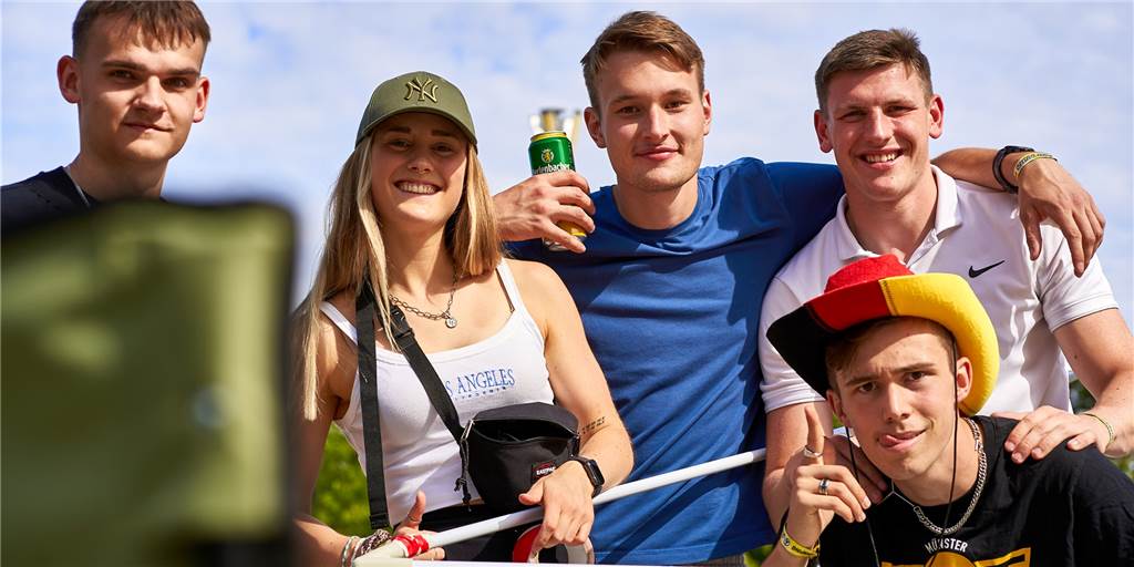 Juicy-Beats-Campingplatz eröffnet: Die Party beginnt schon einen Tag vorher Justus, Maria, Tom, Bene und Stefan posieren beim Zeltaufbau.