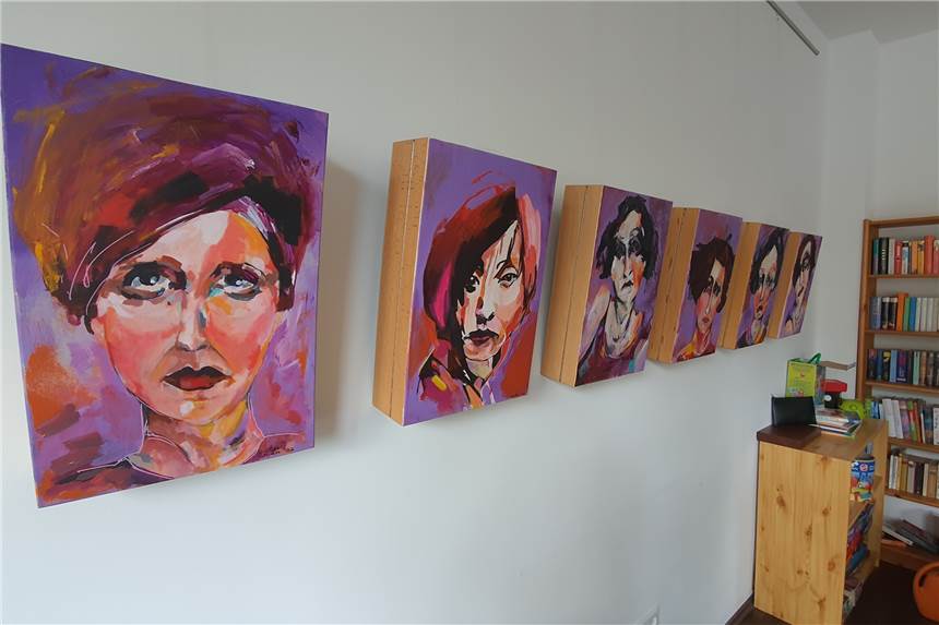 Dortmunder Ausstellung zeigt Frauen abseits der typischen Ideale Jutta Arendes zeigt im Bürgertreff an der Altenderner Straße 19 Frauen aus verschiedenen Blickwinkeln, schräg, schrill und meist abseits typischer Frauenideale