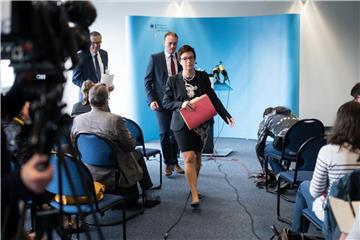Jutta Cordt, Bamf-Präsidentin, verlässt eine Pressekonferenz zu den Vorgängen in der Außenstelle Bremen. Foto: Bernd von Jutrczenka