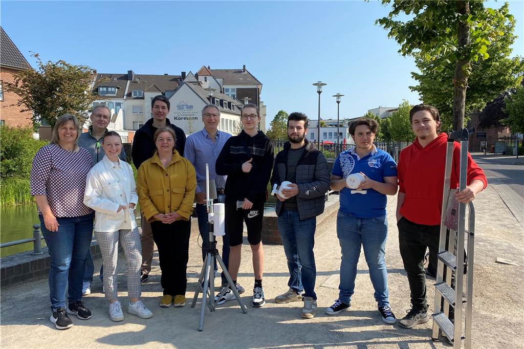 Umwelt-Daten aus Dorsten: Darum hängen in der Stadt Sensoren Beteiligte des Projektes Mikroklima haben Sensoren in Dorsten angebracht. Sie messen Klima-Daten.