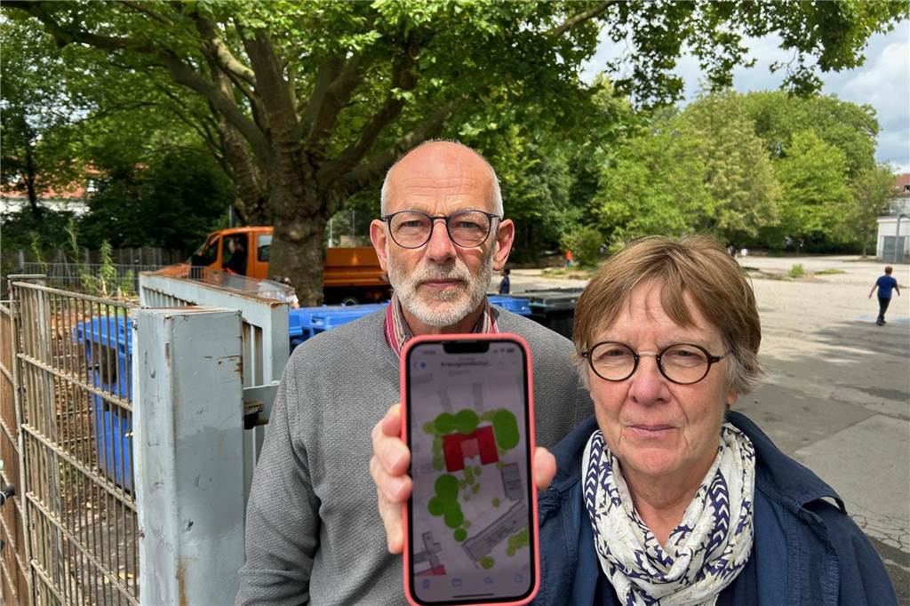 Große Sorgen um alte Bäume im Kreuzviertel Jutta Falk und Olaf Greve sehen durch den geplanten Schulneubau auf dem Schulhof der Kreuz-Schule die alten Platanen gefährdet.