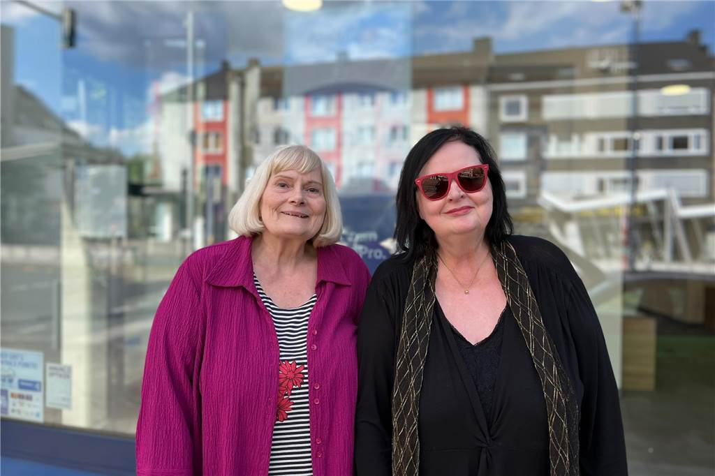 Jutta Geißler-Hehlke wohnt im „bösen Haus“: So wurde sie zur Krimi-Figur Jutta Geißler-Hehlke (l.) und Krimi-Autorin Gabriella Wollenhaupt vor dem "bösen Haus" im Kreuzviertel. In der Glasscheibe spiegelt sich die andere Straßenseite der Hohen Straße.