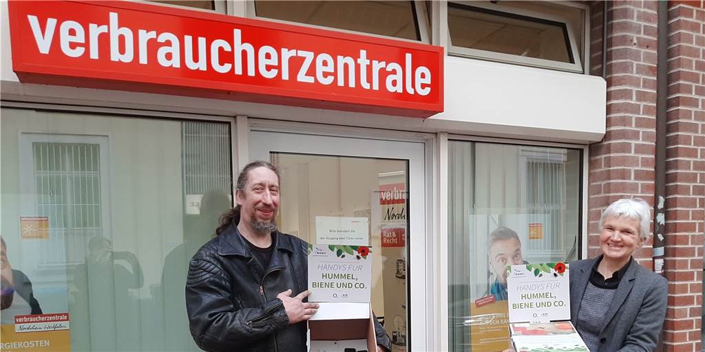 Ausgediente Handys aus Lünen und Selm helfen Hummel, Biene und Co. Jutta Gülzow, Leiterin der Lüner Verbraucherberatung, überreichte die gesammelten Handys an Thorsten Bramey vom Nabu.