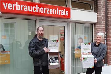 Jutta Gülzow, Leiterin der Lüner Verbraucherberatung, mit Thorsten Bramey vom NABU, der nun die Handy-Sammelaktion betreut.