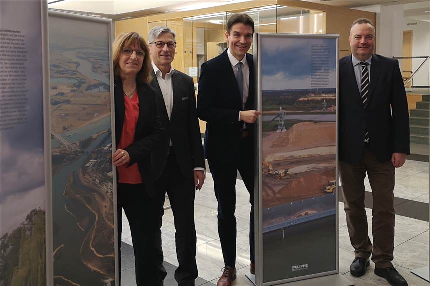 Lippeverband eröffnet Ausstellung in der Halterner Sparkasse Jutta Kuhn, Vorstandsmitglied Sparkasse Haltern am See, Helmut Kanter, Vorstandsvorsitzender Sparkasse Haltern am See, Prof. Dr. Uli Paetzel, Vorstandsvorsitzender Lippeverband und Bürgermeister Bodo Klimpel eröffneten am Dienstag die Ausstellung des Lippeverbandes in der Sparkasse (v.l.n.r.).